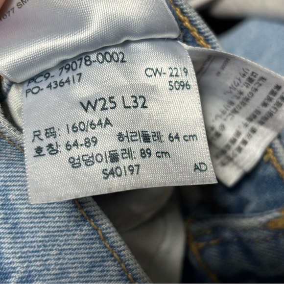 Levi’s Ribcage Straight Full Length in Light Wash - Picture 13 of 13